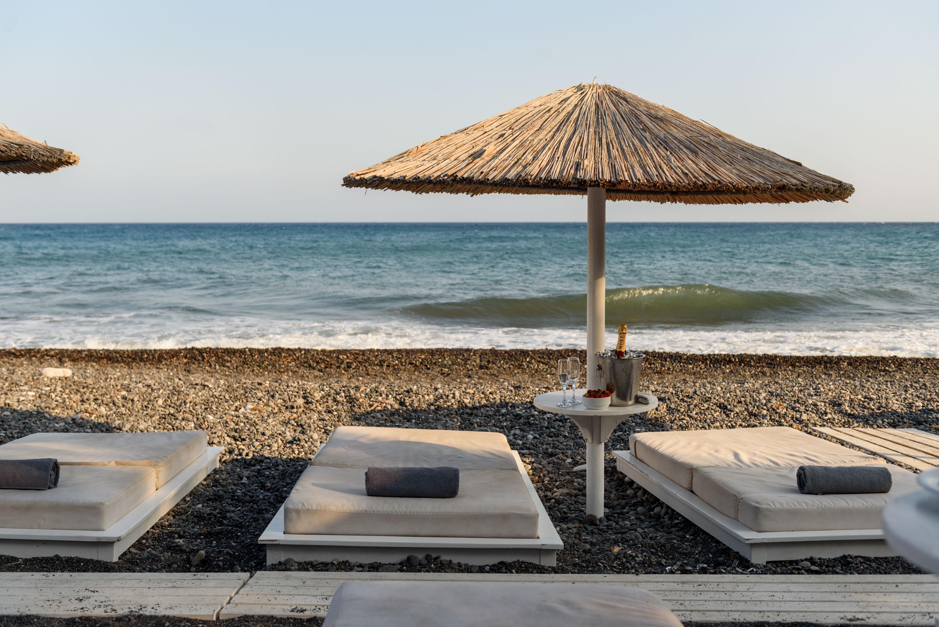 Alesahne Beach Hotel Kamári Zewnętrze zdjęcie